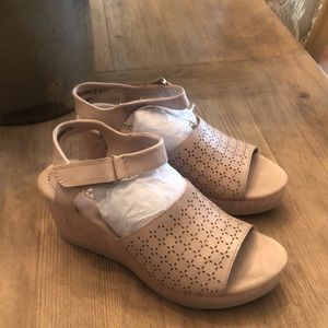 Clarks blush leather sandals, new in box,  7 1/2 M